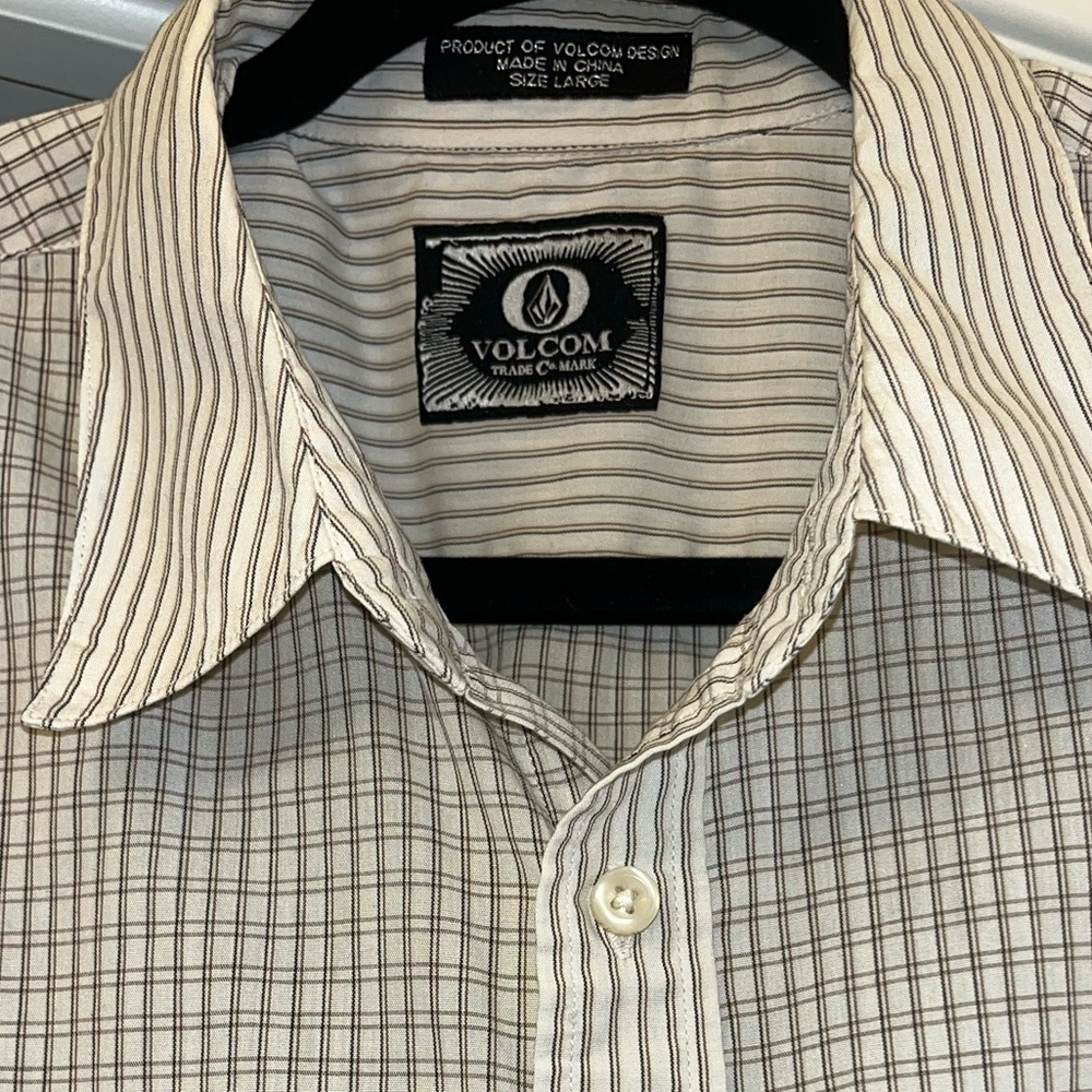 Volcom buttoned shirt L - Picture 3 of 8